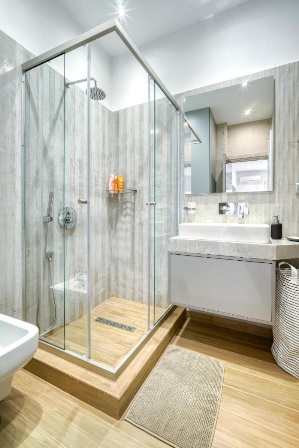 Stylish, Sunny New 2 Bedroom, Prime Central Athén Kültér fotó