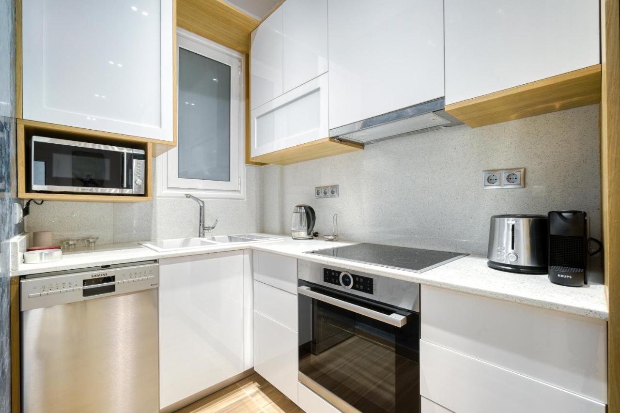 Stylish, Sunny New 2 Bedroom, Prime Central Athén Kültér fotó
